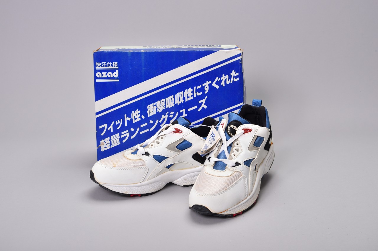 フィット性衝撃吸収性にすぐれた軽量ランニングシューズ